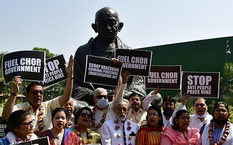 பெட்ரோல், டீசல் விலை உயர்வு: நாடாளுமன்றத்தில் திரிணாமூல் காங்கிரஸ் எம்.பிக்கள் போராட்டம்