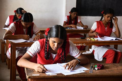 12ம் வகுப்பு பொதுத் தேர்வு: உற்சாகமாக தேர்வெழுதிய மாணவர்கள்