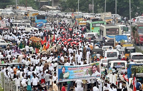 பரபரப்பு + சலசலப்பு - அதிமுக பொதுக்குழு கூட்டம் - புகைப்படத் தொகுப்பு