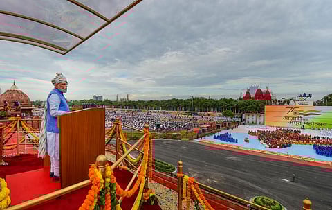 வானில் மலர் தூவிய ஹெலிகாப்டர்கள்... செங்கோட்டையில் சுதந்திர தின விழா கோலாகலம் - புகைப்படத் தொகுப்பு