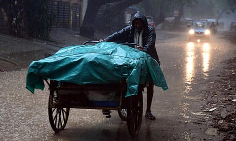 சென்னையை திணறவைத்த திடீர் மழை: புகைப்படத் தொகுப்பு