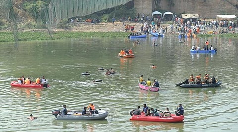 குஜராத் மோர்பி நகர் கேபிள் பாலம் விபத்து மீட்புப் பணிகள்: புகைப்படத் தொகுப்பு