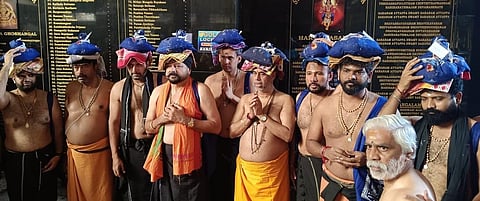 சபரிமலையில் ஜெயம் ரவி, விக்னேஷ் சிவன் - ஆல்பம்