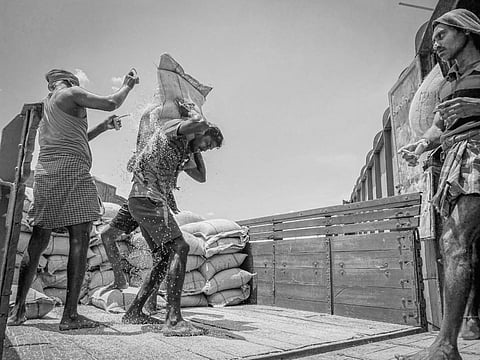 இயந்திரமாக சுழலும் ரயில்வே கூட்ஸ்ஷேட் தொழிலாளர்கள்..! - புகைப்படத் தொகுப்பு