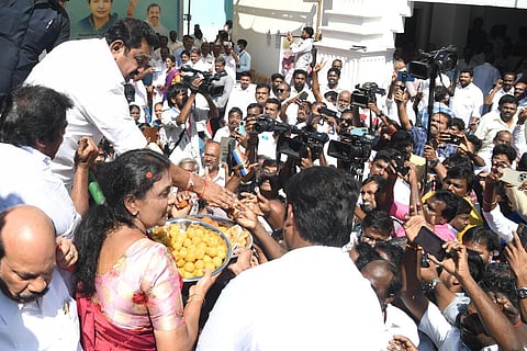 ஜெயலலிதா 75 - அதிமுக அலுவலகத்தில் உற்சாகம் | புகைப்படத் தொகுப்பு