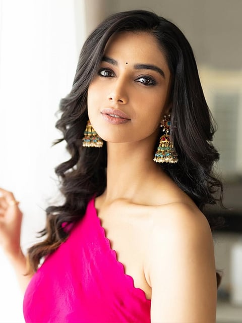 Actress Meenaakshi Chaudhary Latest Click