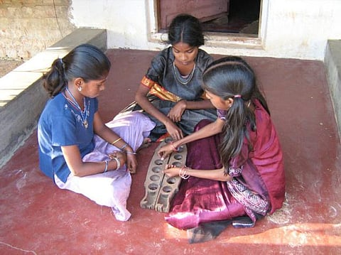 ஆடுகளம் : உள்ளம் மகிழ பல்லாங்குழி!