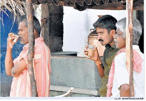 24 ஆண்டுகளாக இரட்டை குவளை முறை... முதல்வர் கவனத்துக்கு கொண்டு செல்ல மக்கள் கோரிக்கை!