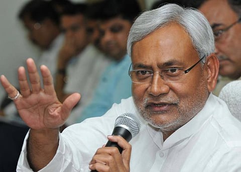 இரும்பு மனிதர் அத்வானியை துருப்பிடிக்க விட்டு விட்டார்கள்: நிதீஷ் குமார் தாக்கு