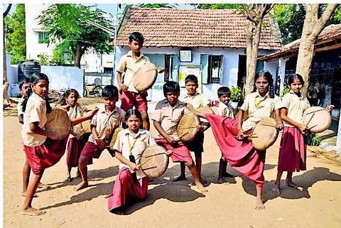 அத்தை பள்ளி மணக்குதடி!