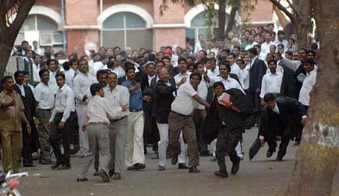 காக்கியும் கருப்பும் கைகோக்குமா?