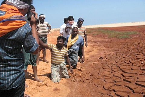 கிராமங்களை அழிக்கும் துணிகர கனிமக் கொள்ளை