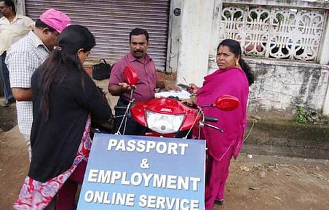 டூவீலரில் ஆபீஸ்.. சாதிக்கும் தம்பதி