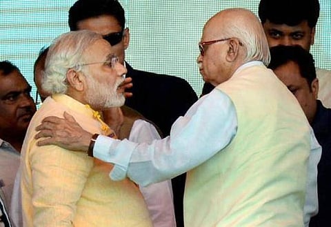 பாராமுகமாய் மோடியை ஆசிர்வதித்த அத்வானி