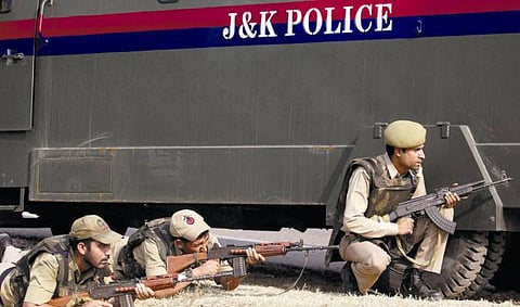 ஜம்மு தாக்குதலில் கர்னல், போலீஸார் உள்பட 10 பேர் பலி; பயங்கரவாதிகள் மூவர் சுட்டுக் கொலை