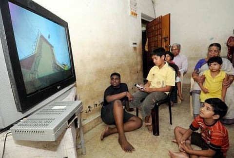 குழந்தை வளர்ப்பில் தொலைக்காட்சியை அணுகுதல்