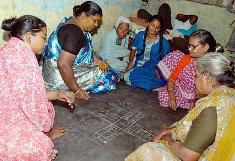 ஆடுகளம்: உறவை மேம்படுத்தும் தாயம்