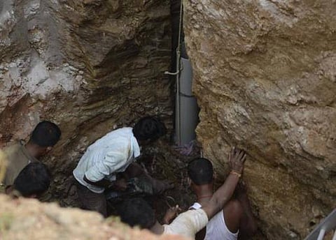 திருவண்ணாமலை: ஆழ்துளை கிணற்றில் இருந்து மீட்கப்பட்ட சிறுமி உயிரிழப்பு