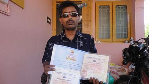 வாள் எடுத்து கத்தி சுழற்றி பாடம் சொல்லும் ஆசிரியர்