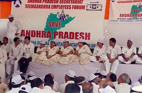 வலுக்கும் தெலங்கானா எதிர்ப்புப் போராட்டம்: சீமாந்திராவில் பதற்றம்