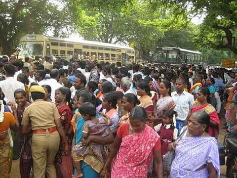 ரூ.594 கோடி மருந்து தொழிற்சாலைக்கு எதிராக 10 கிராம மக்கள் சாலை மறியல்; போலீஸ் குவிப்பு