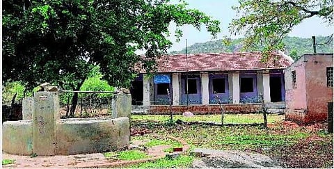 தமிழகத்திலேயே முதன்முதலாக பூட்டப்பட்ட அரசுப் பள்ளி