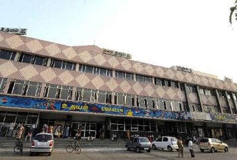 திரையரங்குகளின் பிடி யார் கையில்?