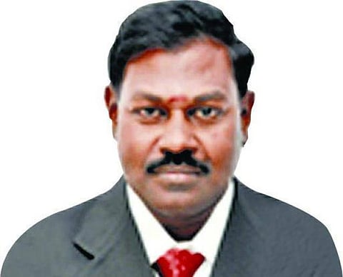 பால் காய்ச்ச வேண்டியவனுக்கு...பால் ஊத்திட்டோமே! - கதறும் கல்லூரி முதல்வரின் குடும்பம்