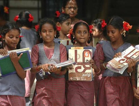 அரசு + ஆசிரியர் + மாணவர் = சமச்சீர்க் கல்வி