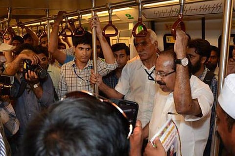 பஸ்ஸில் செல்லுங்கள், நடந்து செல்லுங்கள்