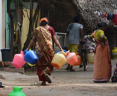 தண்ணீர் தட்டுப்பாடு: குடிநீரில் துணி துவைக்கும் சென்னைவாசிகள்