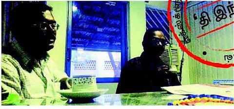 தி இந்து எக்ஸ்ளூசிவ்: ஈரோடு வீட்டுவசதி வாரிய அதிகாரி நடத்திய பேரம்: 30 நிமிடத்துக்கு மேல் ஓடும் வீடியோ ஆதாரம் சிக்கியது