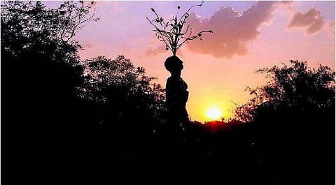 வசீகரமான வீரயுக இளைஞர் இருவர்