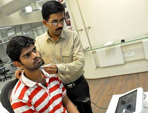 இதய ரத்த நாளங்களில் அடைப்பா? - குறைந்த செலவில் கண்டறிய புதிய மருத்துவ சாதனம்