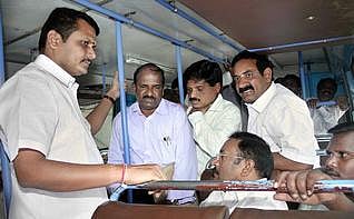 பேருந்துகளில் கூடுதல் கட்டணம் வசூலித்தால் உரிமம் ரத்து: அமைச்சர் எச்சரிக்கை