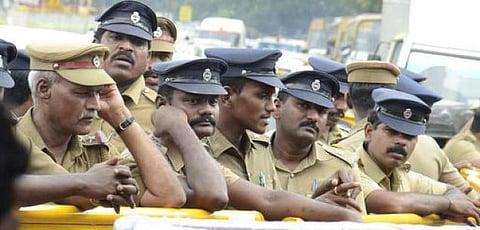 இனிய தீபாவளி போலீஸுக்கு இல்லை!