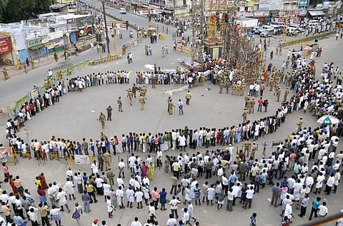 அமைதியாக நடந்து முடிந்த தேவர் ஜெயந்தி விழா: சில இடங்களில் கல்வீச்சு, லேசான தடியடி