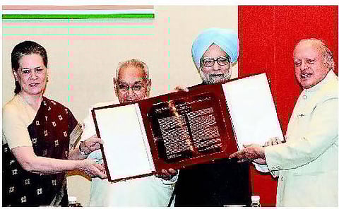 சாதி, மதத்தால் மக்களைப் பிரிக்கும் சக்திகள்: பிரதமர் மன்மோகன் சிங், சோனியா காந்தி எச்சரிக்கை