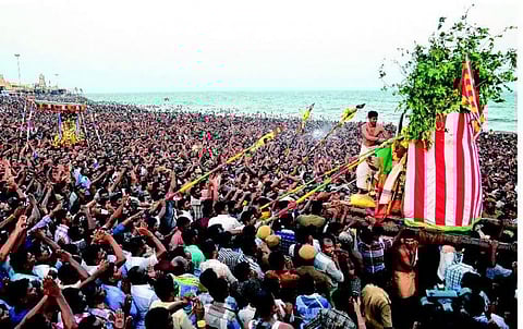 கோலாகலமாக நடந்த திருச்செந்தூர் சூரசம்ஹாரம்