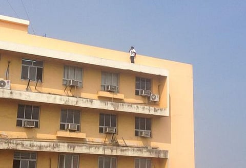 8-வது மாடியில் தற்கொலை மிரட்டல்: சென்ட்ரலில் ரயில்வே ஊழியர் கைது