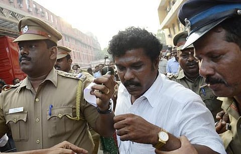 9-வது மாடியில் ஏறி தற்கொலை மிரட்டல் -  சஸ்பெண்ட் ஆன ரயில்வே ஊழியர் கைது