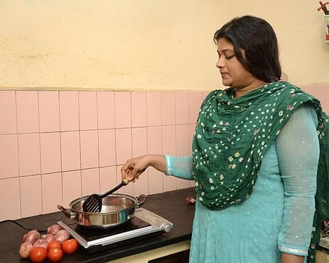 தமிழக அரசின் புதிய திட்டம் - இண்டக்சன் அடுப்பு இறப்பைத் தடுக்குமா?