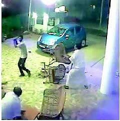 கலங்கடிக்கும் கொள்ளையர்கள்.. காட்டிக்கொடுக்கும் கேமராக்கள்