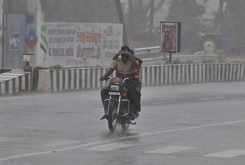 புயல் எச்சரிக்கை: கடலோர மாவட்டங்கள் உஷார்