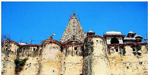 நதிக்கரையில் ஒரு கோயில்