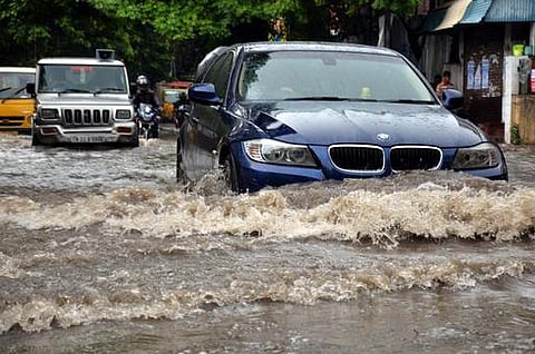 தமிழகத்தில் கன மழை நீடிப்பு: இயல்பு வாழ்க்கை பாதிப்பு