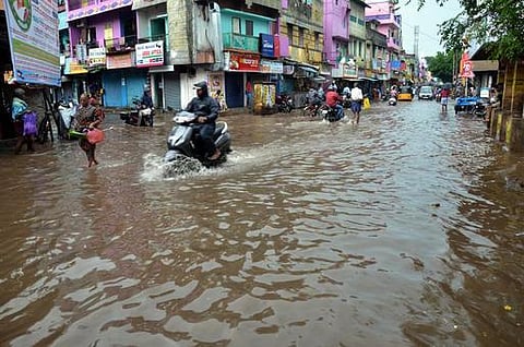 தமிழகத்தில் கனமழைக்கு 8 பேர் பலி: வெள்ளக்காடானது சென்னை