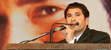 சச்சினுக்கு பிரிட்டன் நாடாளுமன்றம் பாராட்டு﻿