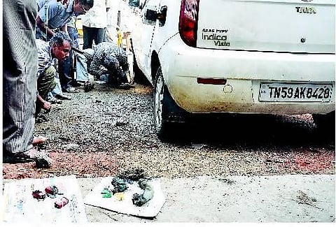 மதுரையில் வழக்கறிஞர் காரில் குண்டுவெடிப்பு