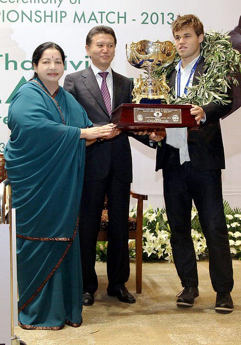 கார்ல்சனுக்கு வெற்றிக் கோப்பை வழங்கினார் முதல்வர்